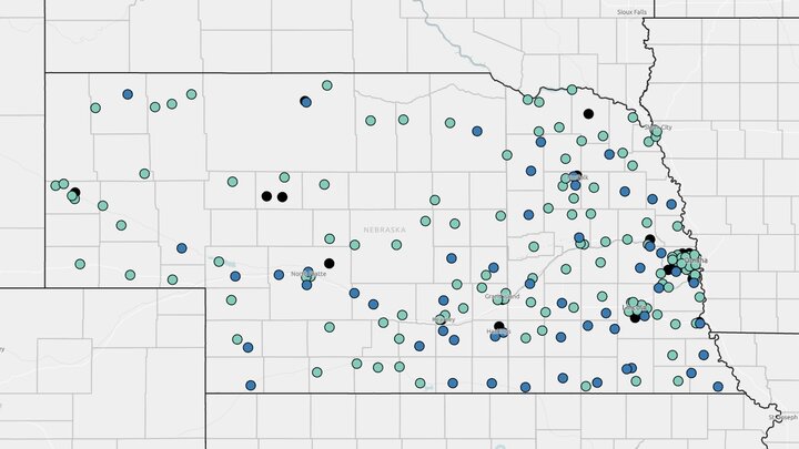 All golf courses in Nebraska. Black dots are private courses, light green is public, and blue is semi-private. 